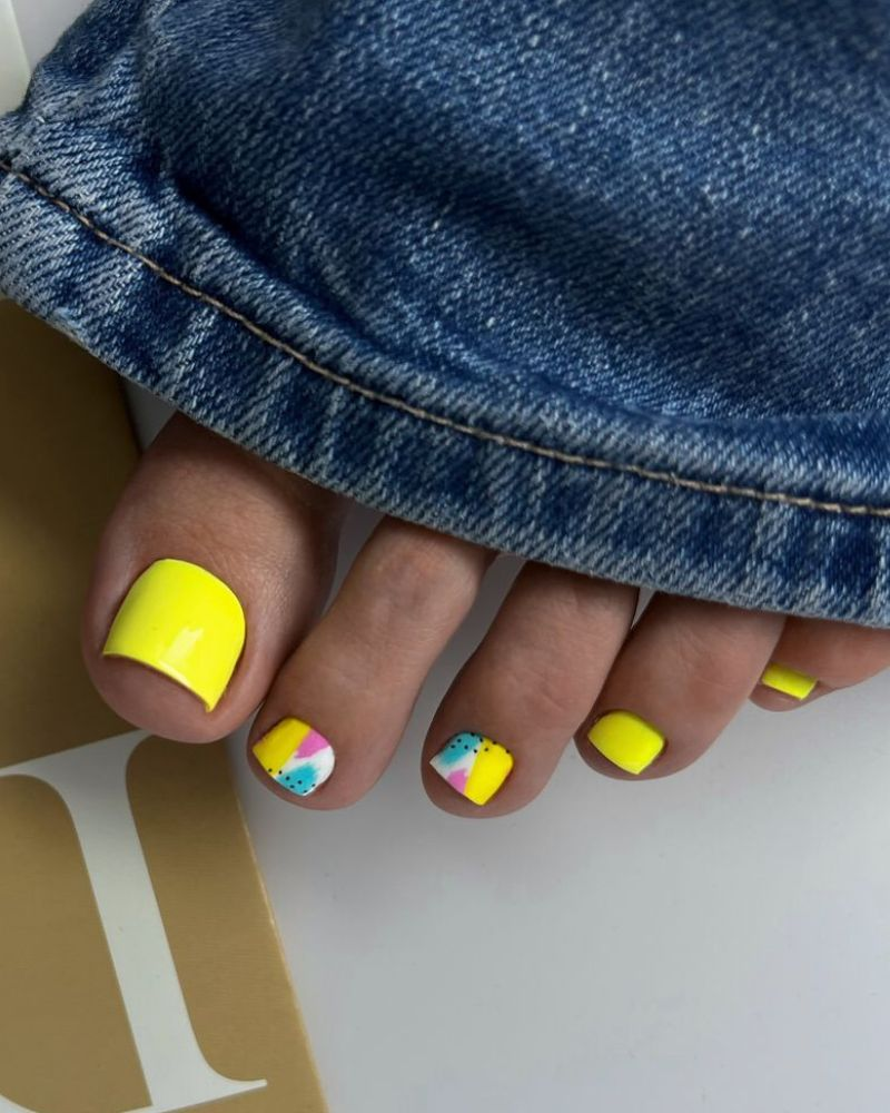 Yellow summer toe nails designs