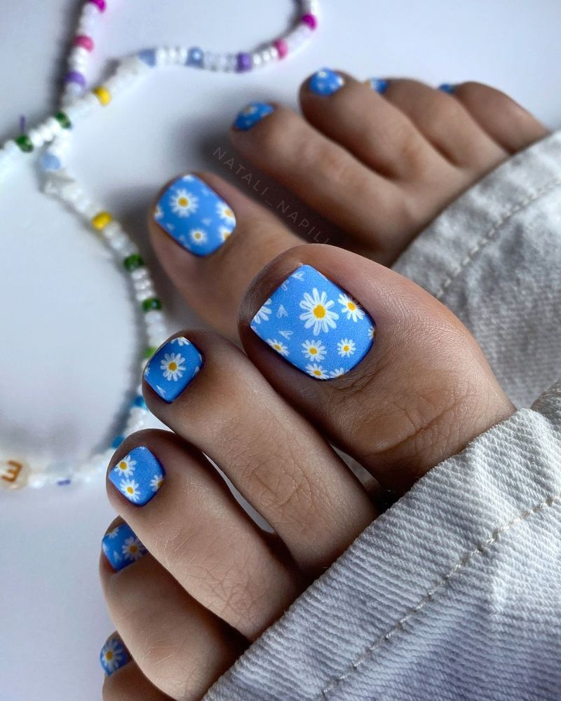 Daisies toe nail art